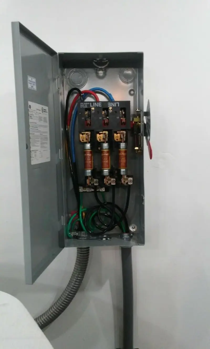 Three-phase disconnect switch installed for Smoke Detector Installation in Walnut Ridge